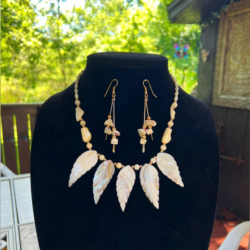 Vintage Carved Mother of Pearl Beaded Necklace Adorned w/MOP Feathers/leafs 🪶🍂 - Picture 5 of 6